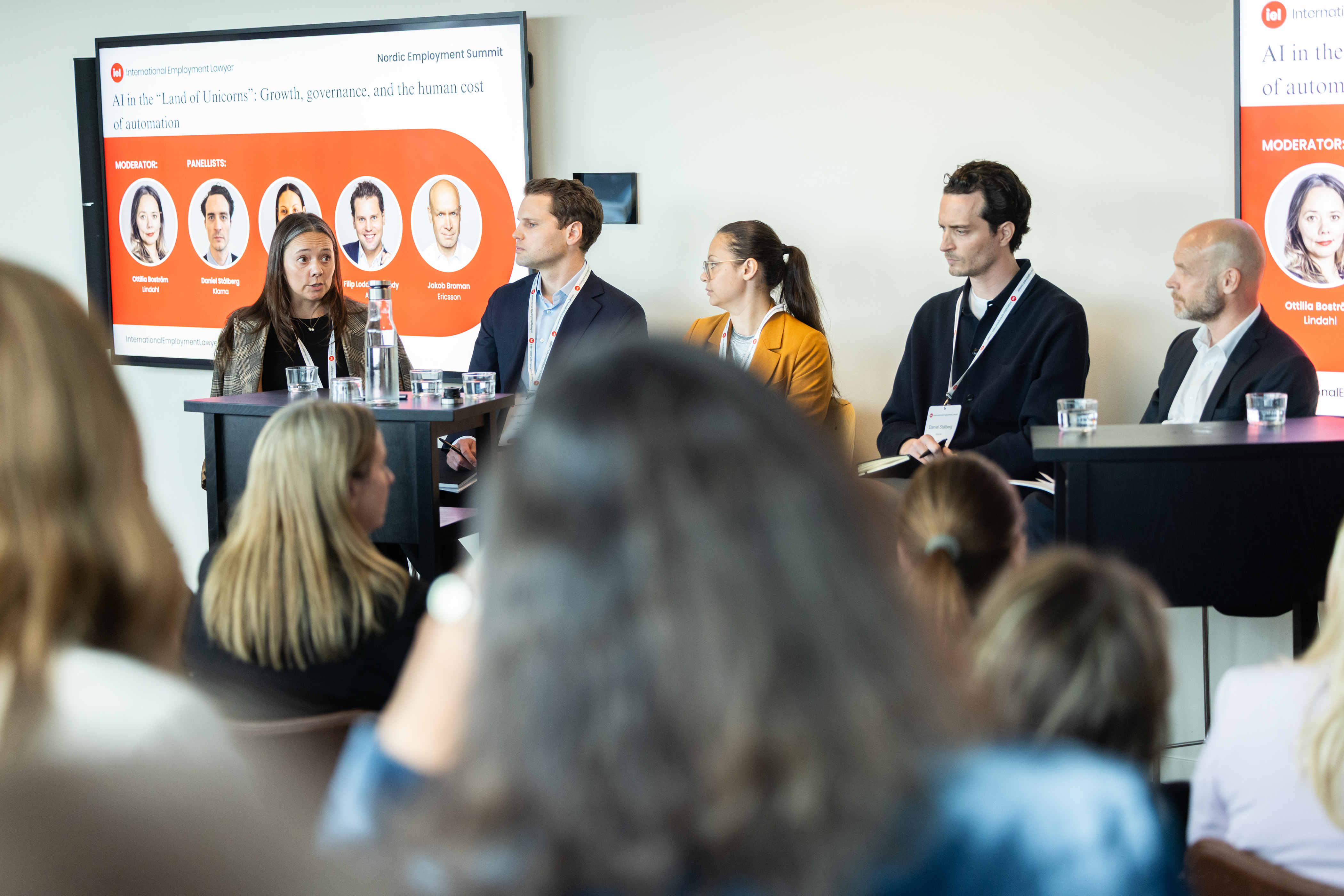 Panel som talar inför publik