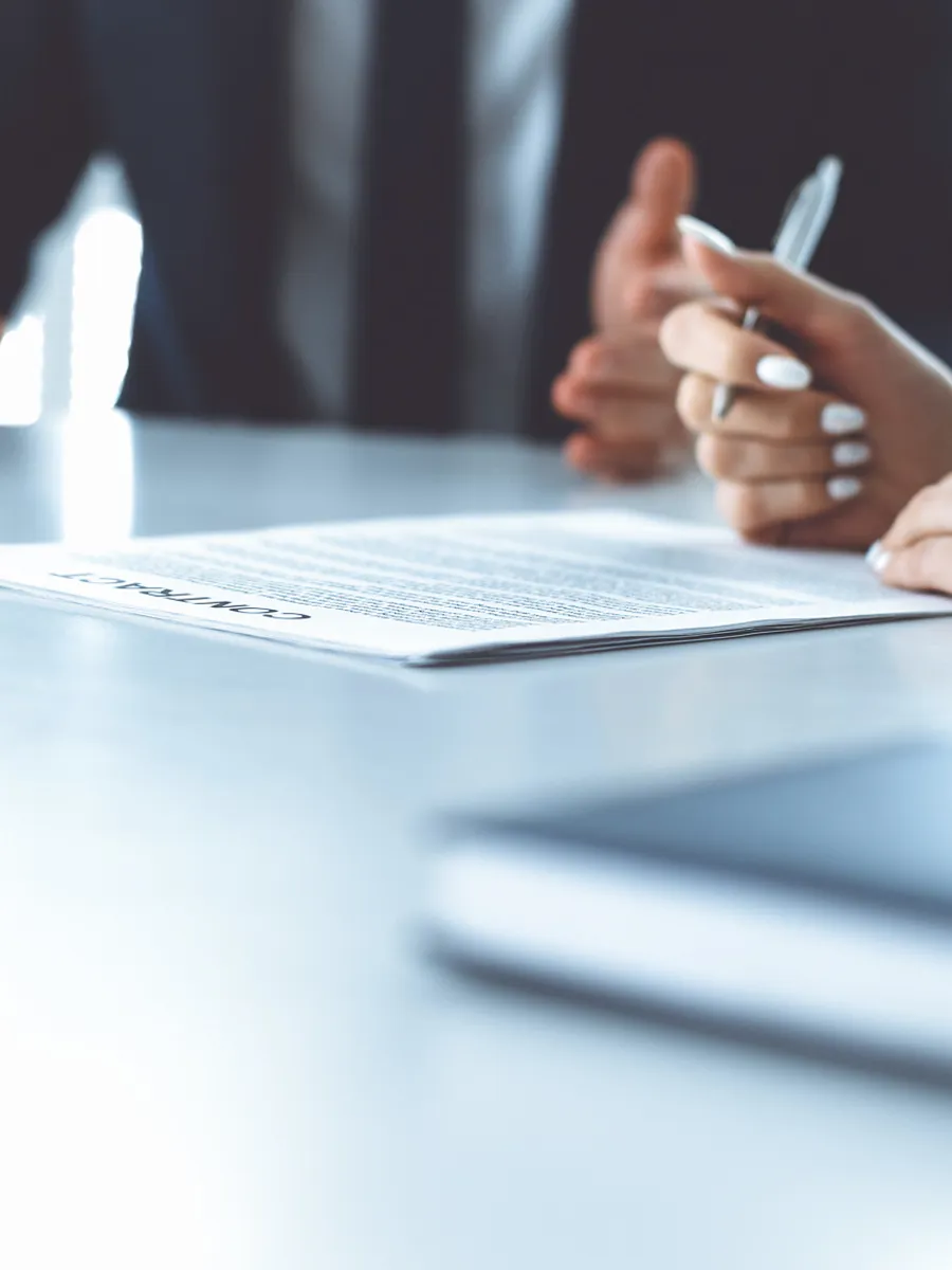 Två personer som diskuterar ett dokument