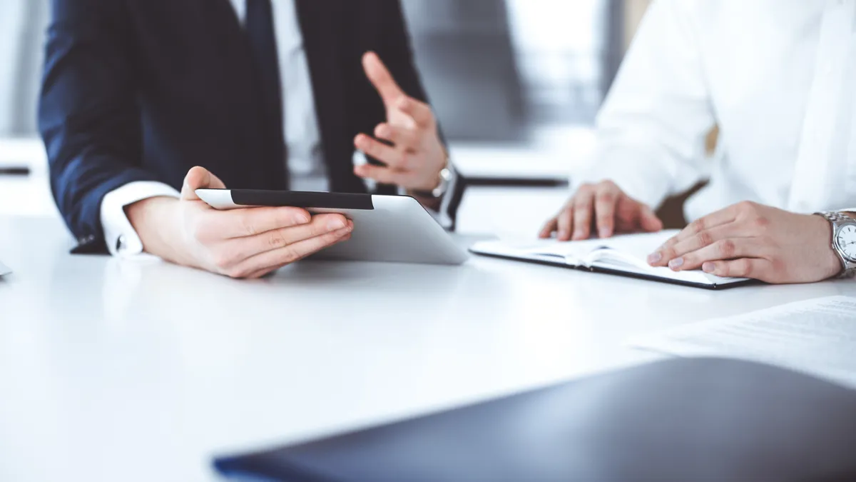 Två personer i affärsmöte