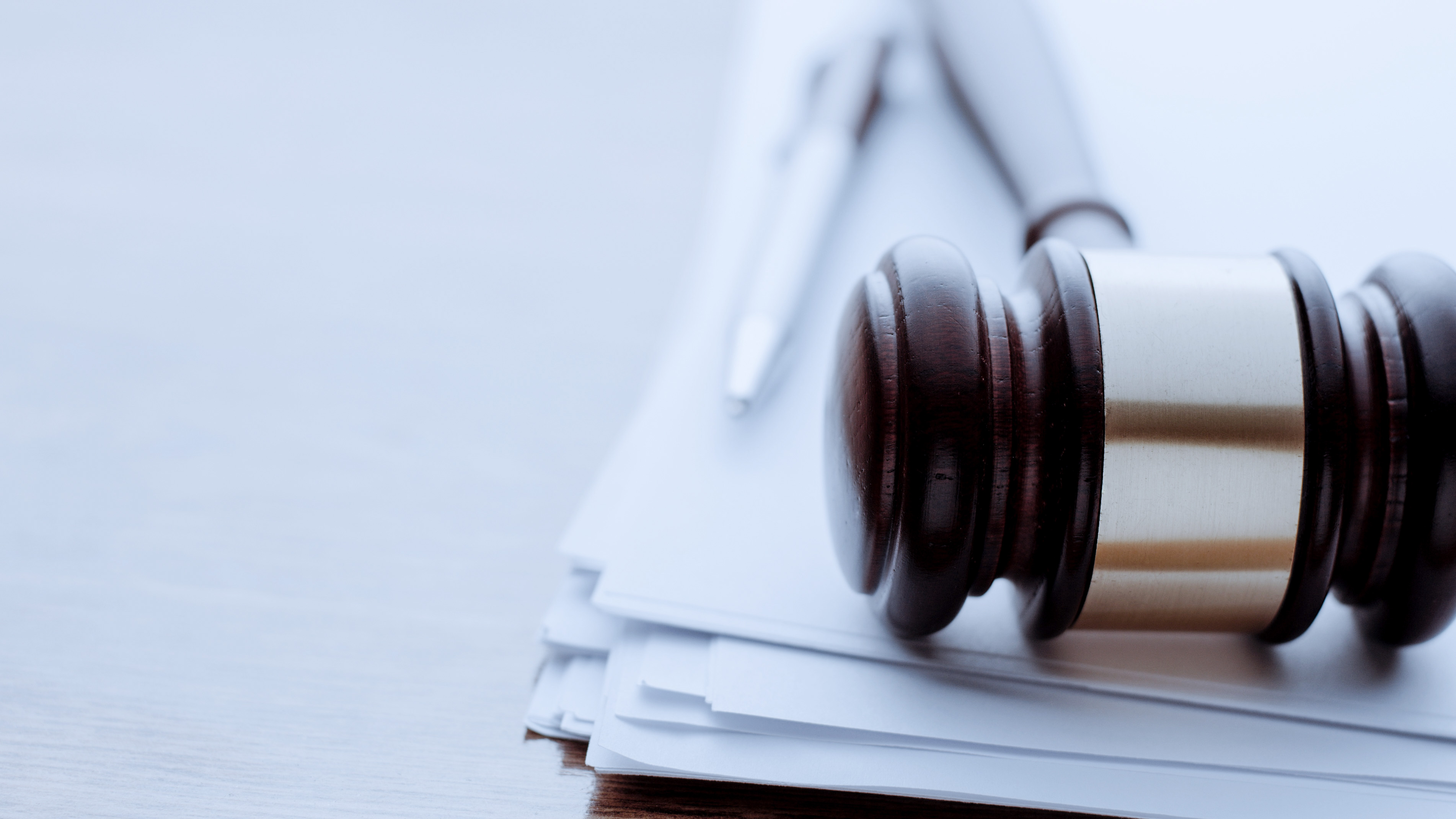 Domarklubba och penna på en bunt med papper