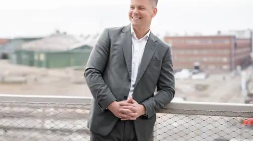 Isak gick från sommarnotarie till jurist: “Jag utvecklas ständigt”