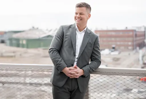Isak gick från sommarnotarie till jurist: “Jag utvecklas ständigt”