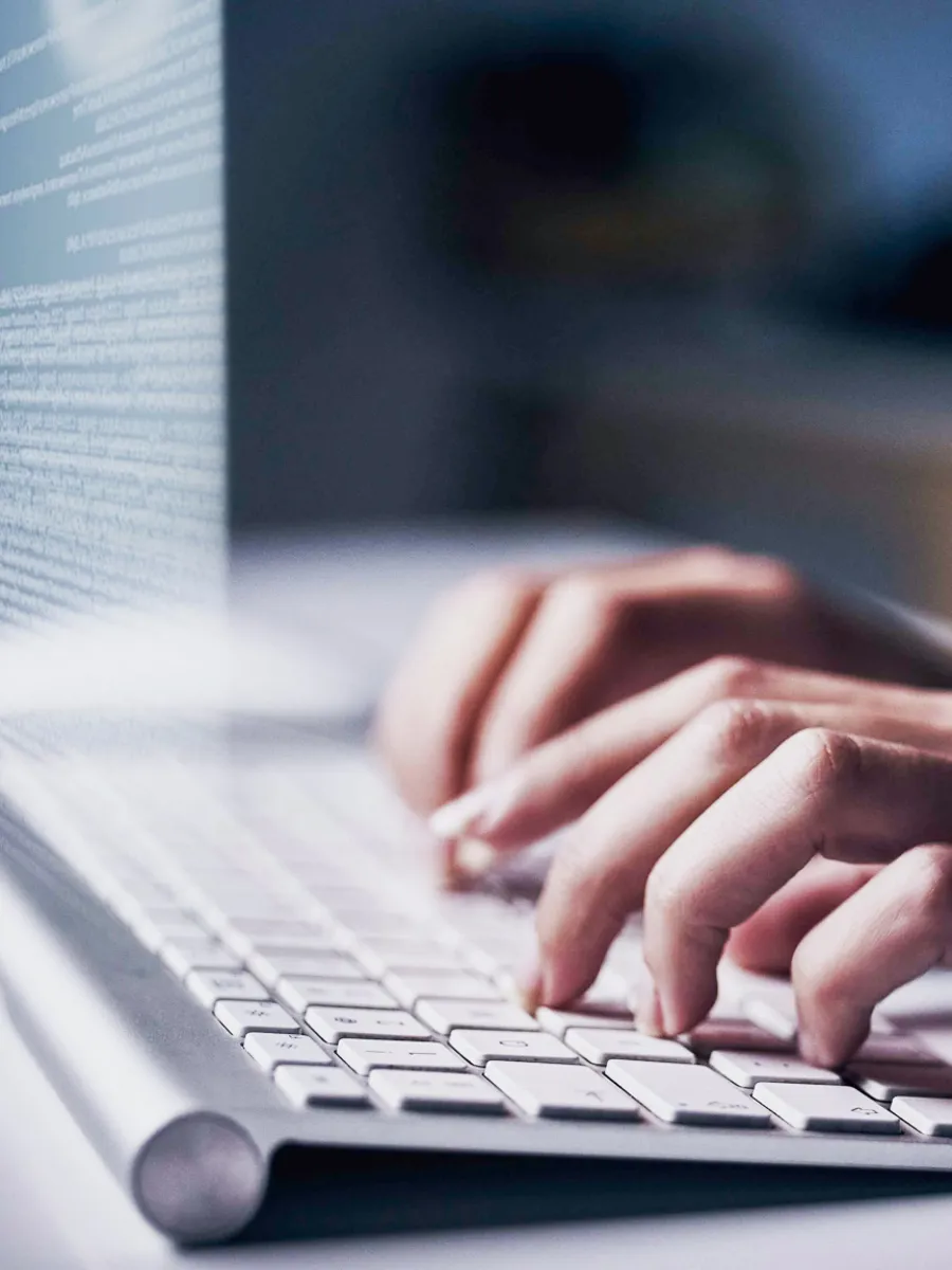 Händer på tangentbord