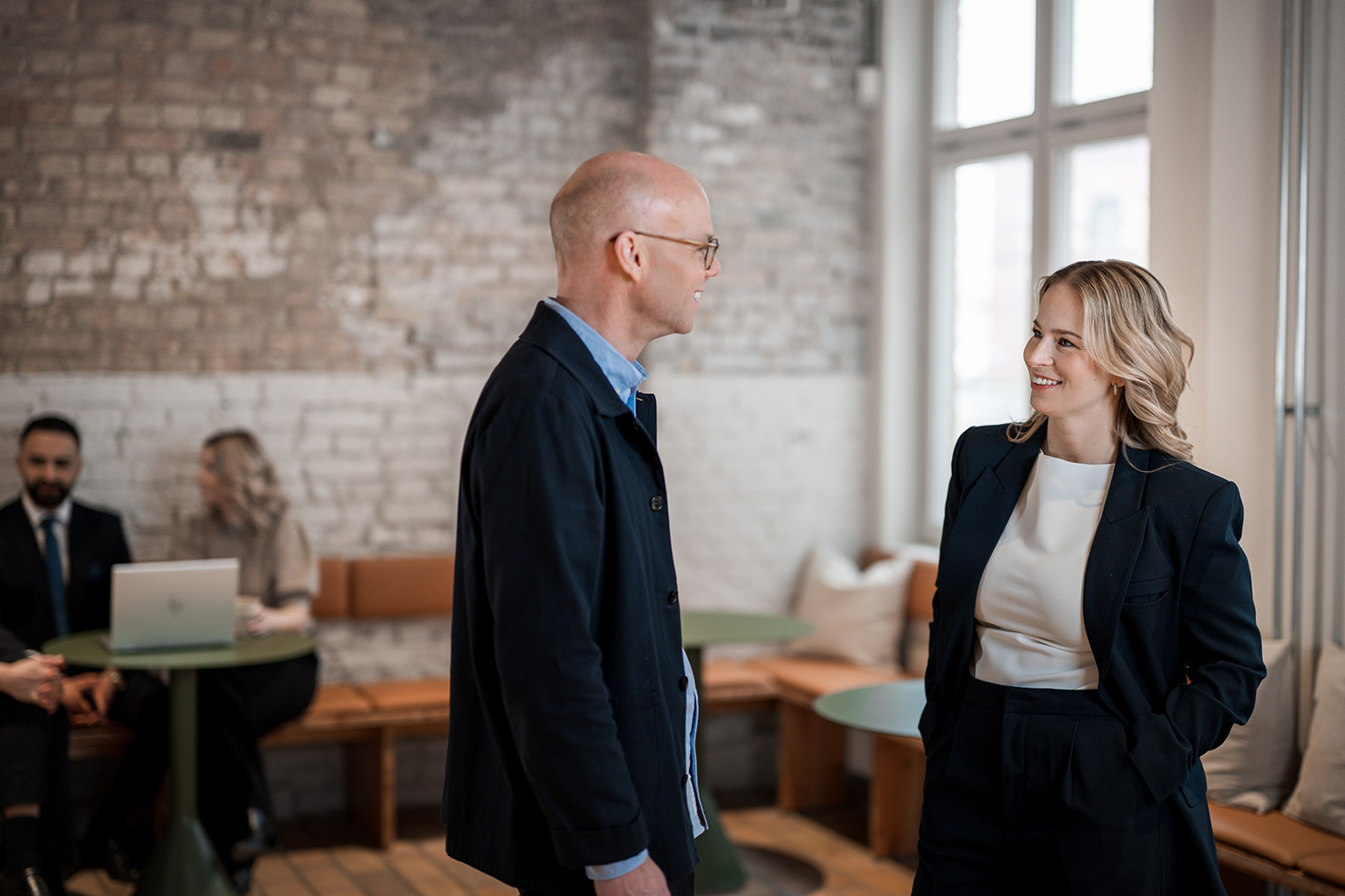 Two Lindahl colleagues talking to eachother