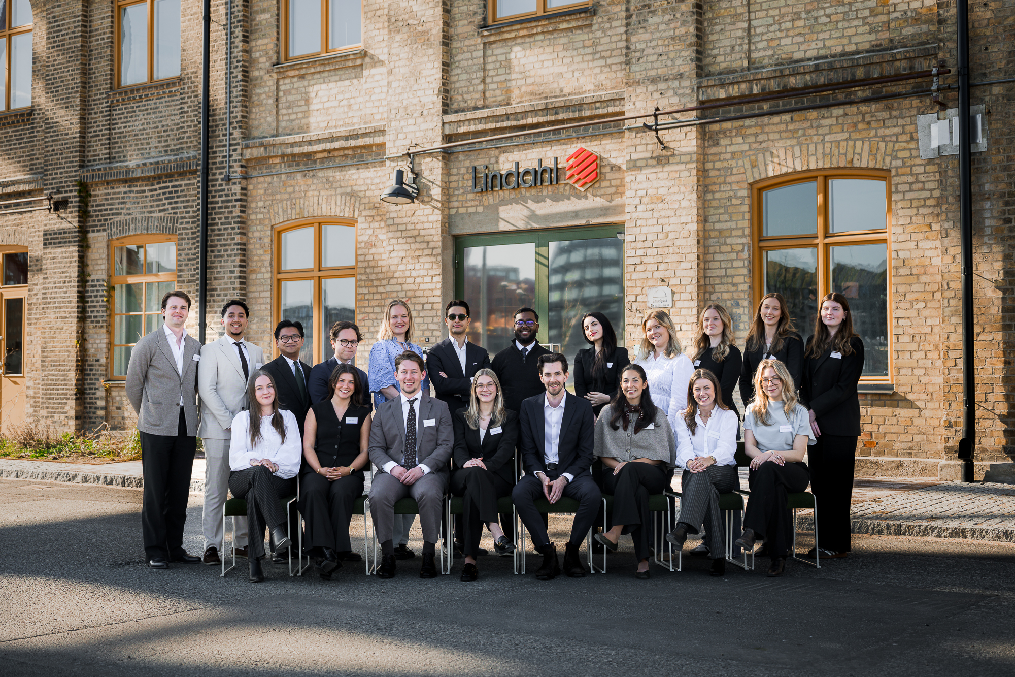 Klassfoto med leende studenter